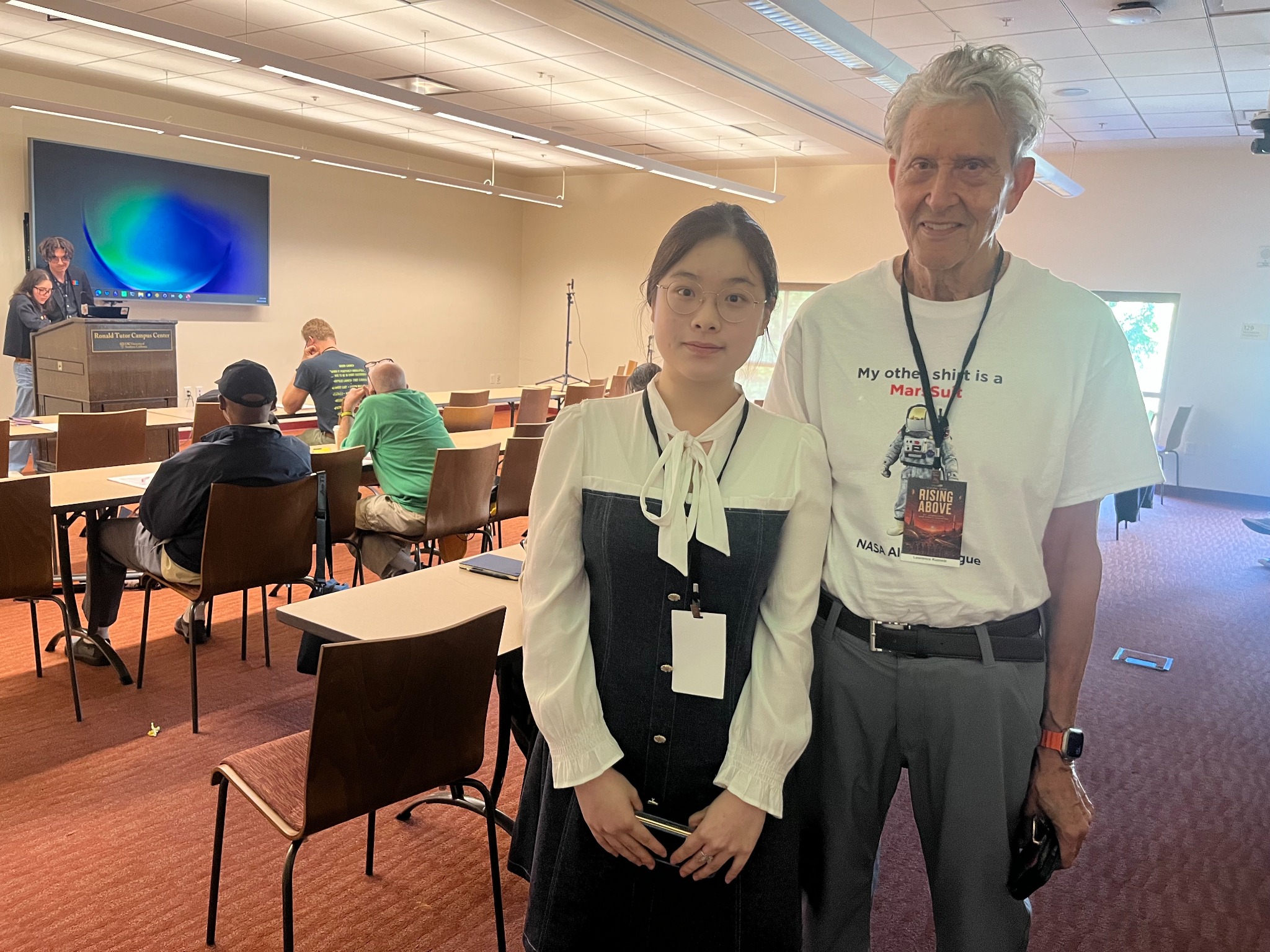 Irene 与 Dr. Lawrence Kuznetz 在会议室合影
