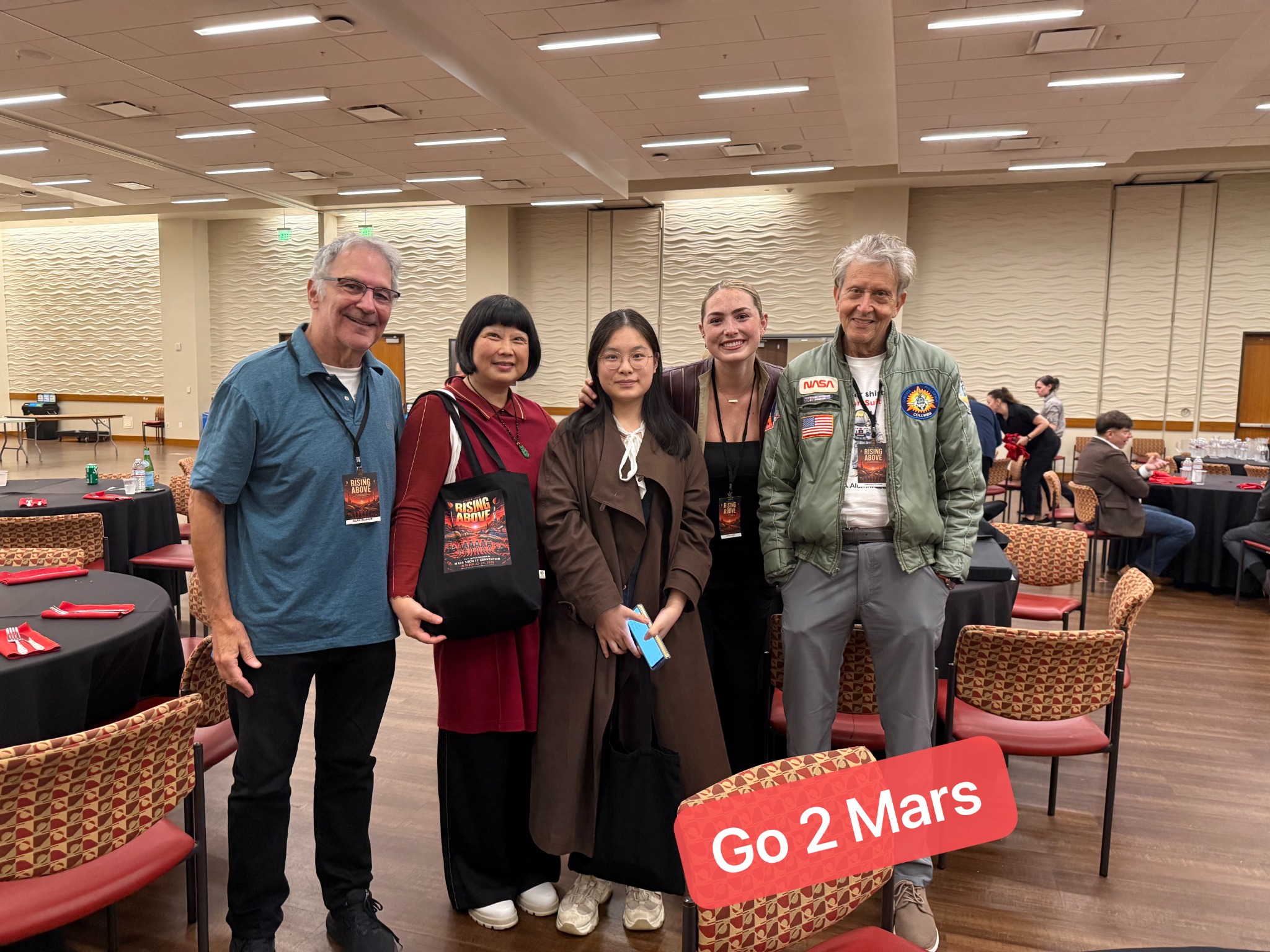 晚间活动结束时的合影，原图附有 Go 2 Mars 字样